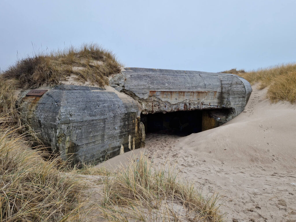Halvt begravet bunker i klitterne ved Thyborøn