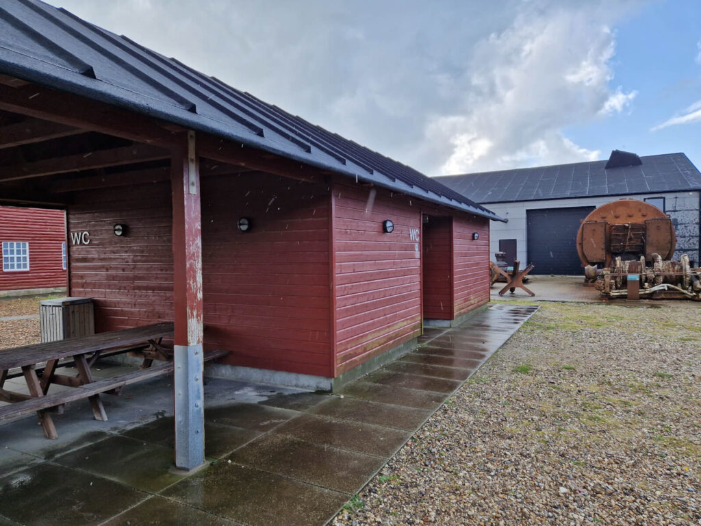 Offentligt toilet ved de røde barakker i Thyborøn
