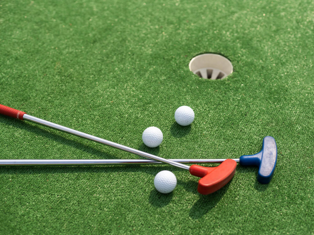 Spil minigolf ved Thyborøn
