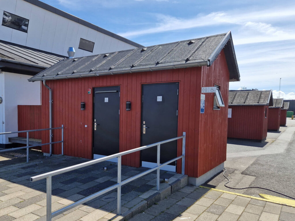 Offentligt toilet ved lystbådehavnen i Thyborøn